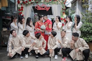 Hỷ phục bưng quả ngoại cỡ đẹp đều nổi bật đội hình