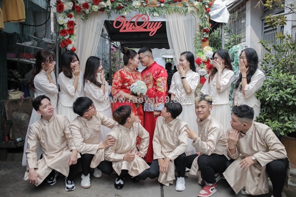 Hỷ phục bưng quả ngoại cỡ đẹp đều nổi bật đội hình