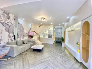 Nhà vừa ở vừa kinh doanh, hơn 5 tỷ, cạnh phú mỹ hưng, 2 tầng