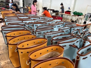 Sản xuất quà tặng khách hàng bằng đồ da – đồ da trường chinh xtc