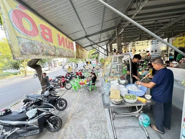 Sang quán bún bò có sẵn vật dụng vào kd ngay tại hóc môn