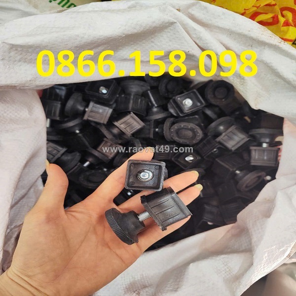 Trên thị trường có chân tăng chỉnh bằng nhựa hay không?