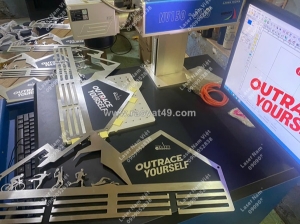 Bạn đang cần một giá treo huy chương? hãy đến laser nam việt – giá rẻ