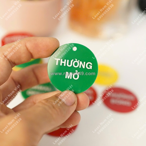 Cần làm thẻ phòng mica, thẻ mica, số phòng mica theo yêu cầu