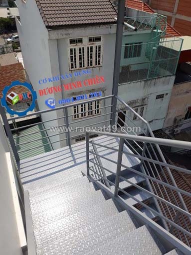 Cầu thang sắt đẹp đơn giản