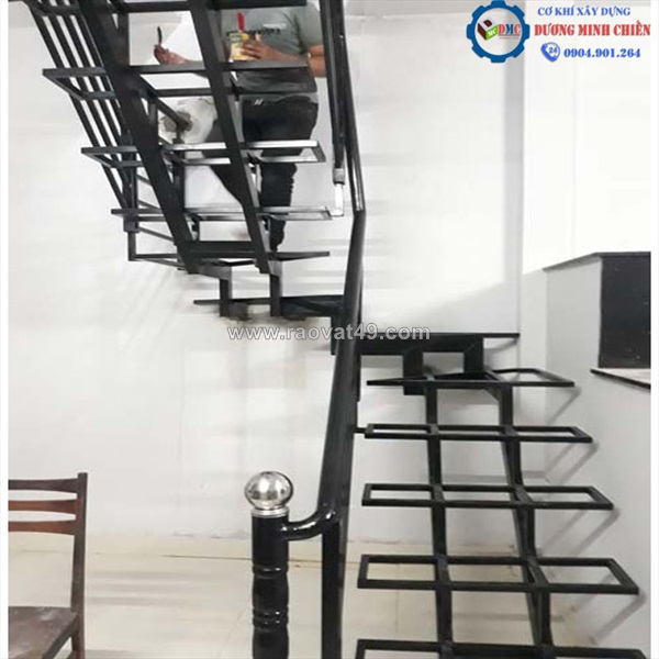 Cầu thang sắt đẹp lên gác lững - lh 0904901264