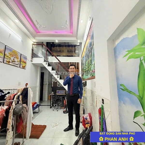 Có căn nhà phố ngay gần tuyến metro, dọn vào ở được luôn mà chỉ có 4 đồng hơn anh chị tham khảo nhé!