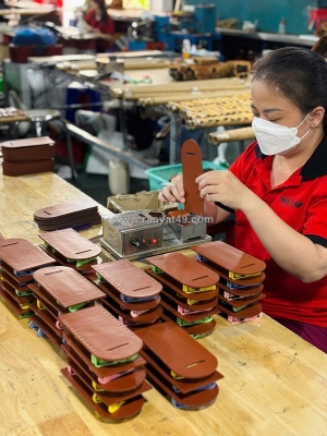 Gia công đồ da chủ động chất liệu – đảm bảo sản phẩm đúng phân khúc khách hàng