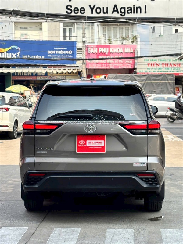 Innova cross v 2025 ♦  màu nâu ► giá bán 830tr có thương lượng