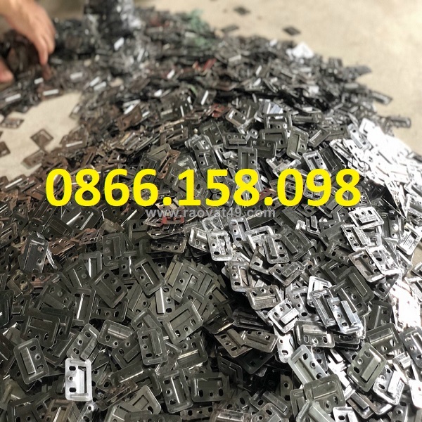 Kẹp inox giữ tấm nhựa ốp tường làm bằng chất liệu gì?