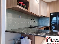 Kính ốp bếp màu nhũ bạc sáng có bị lỗi mốt không?