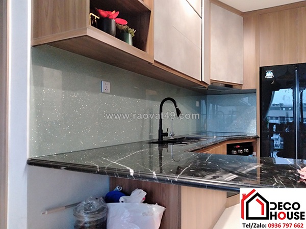 Kính ốp bếp màu nhũ bạc sáng có bị lỗi mốt không?
