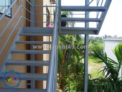 Làm cầu thang sắt ngoài trời