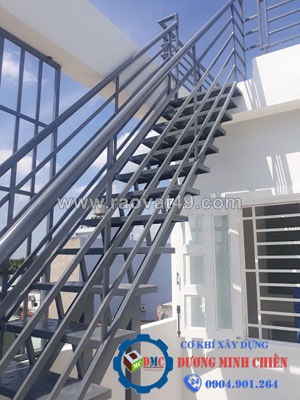 Làm cầu thang sắt ngoài trời