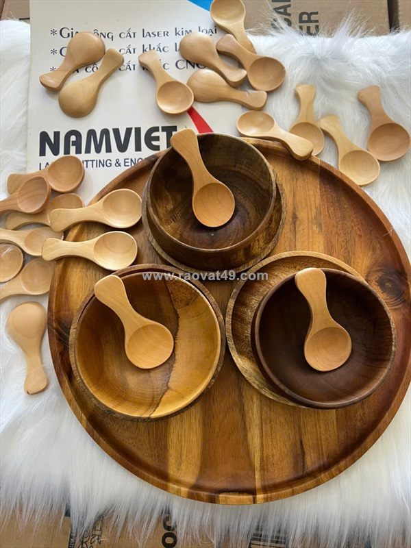 Mâm gỗ – muỗng tre/gỗ khắc logo: giải pháp giúp tiệm chuyên nghiệp hơn