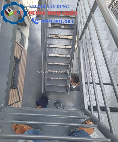 Mẫu cầu thang sắt thoát hiểm tại tphcm