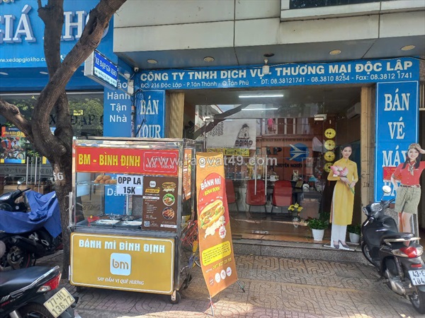 Nhân viên bán bánh mì tân phú