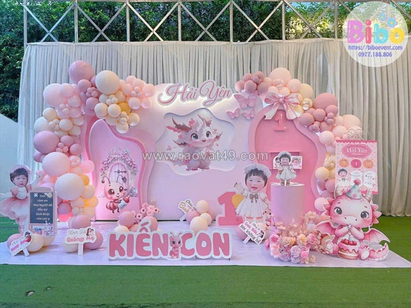 Nhân viên trang trí sự kiện và thợ làm backdrop
