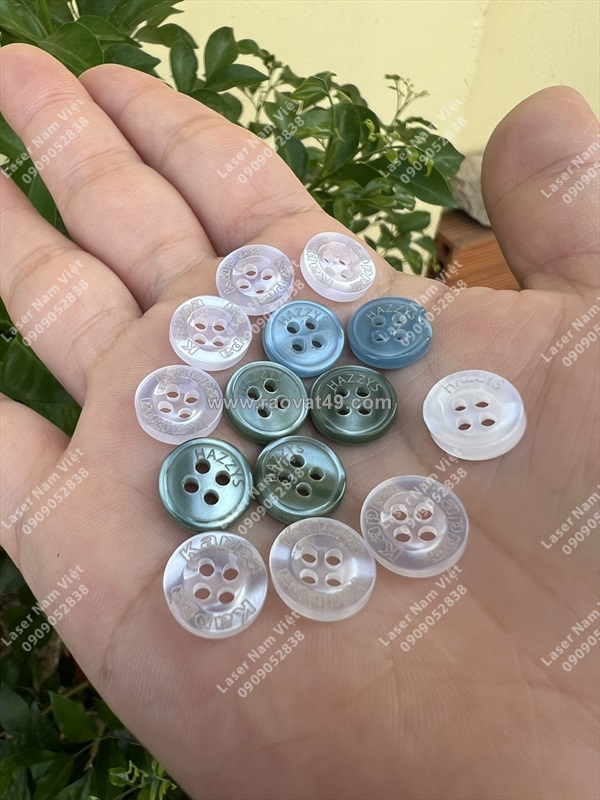 Nút nhựa áo sơ mi – áo polo | khắc laser logo theo yêu cầu
