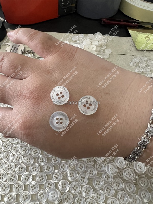 Nút nhựa áo sơ mi – áo polo | khắc laser logo theo yêu cầu