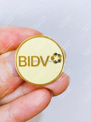 Sản xuất huy hiệu kim loại - khắc laser theo yêu cầu