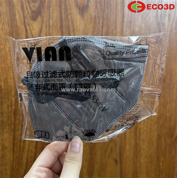 Sự thật đằng sau chiếc khẩu trang "đen" đang làm mưa làm gió phố thị