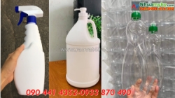 Sx can 5 lít đựng dầu dừa, can nhựa 2 lít đựng tinh dầu bưởi, can 1 lít đựng dầu ăn