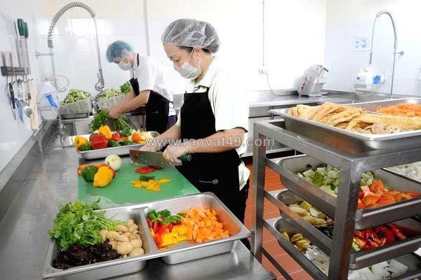 Tuyển nữ phụ bếp 35 - 45 tuổi làm ca sáng & ca chiều có bao ăn
