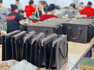 Xưởng sản xuất cặp da thật chuyên làm quà tặng đại hội - vat đầy đủ - đảm báo tiến độ giao hàng