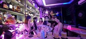 Bar q1 tuyển nữ nv có ngoại hình ưu tiên biết tiếng anh