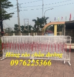 Hàng rào di động sơn màu phản quang theo yêu cầu