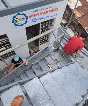 Làm cầu thang sắt thoát hiểm