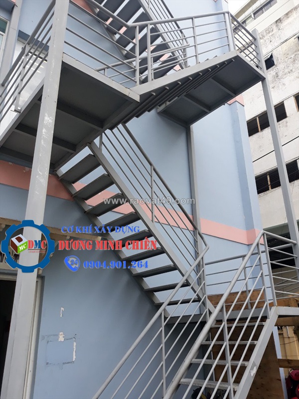 Làm cầu thang sắt thoát hiểm