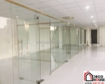 Lựa chọn vách kính cường lực hay vách kính văn phòng khung nhôm cho văn phòng cao tầng