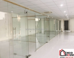 Lựa chọn vách kính cường lực hay vách kính văn phòng khung nhôm cho văn phòng cao tầng