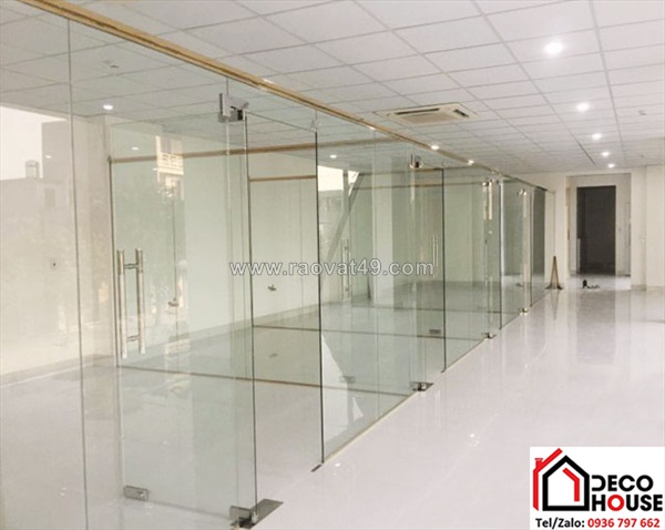 Lựa chọn vách kính cường lực hay vách kính văn phòng khung nhôm cho văn phòng cao tầng