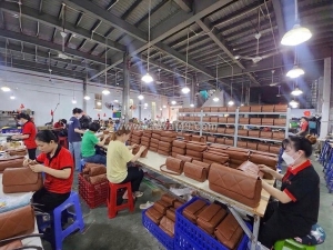 Xưởng trường chinh xtc nhận gia công cặp da – túi da số lượng lớn