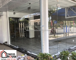 Cửa kính cường lực mở quay hay cửa lùa phù hợp hơn?