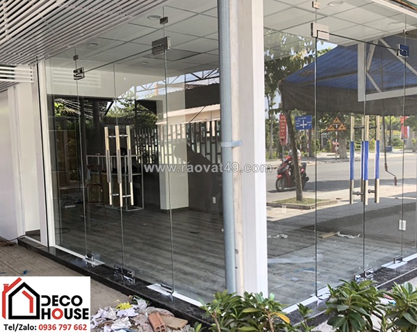 Cửa kính cường lực mở quay hay cửa lùa phù hợp hơn?