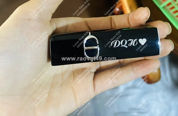 ~/Img/2026/6/gia-cong-khac-laser-len-son-theo-yeu-cau-qua-tang-nho-xinh-dau-an-rieng-biet-02.jpg