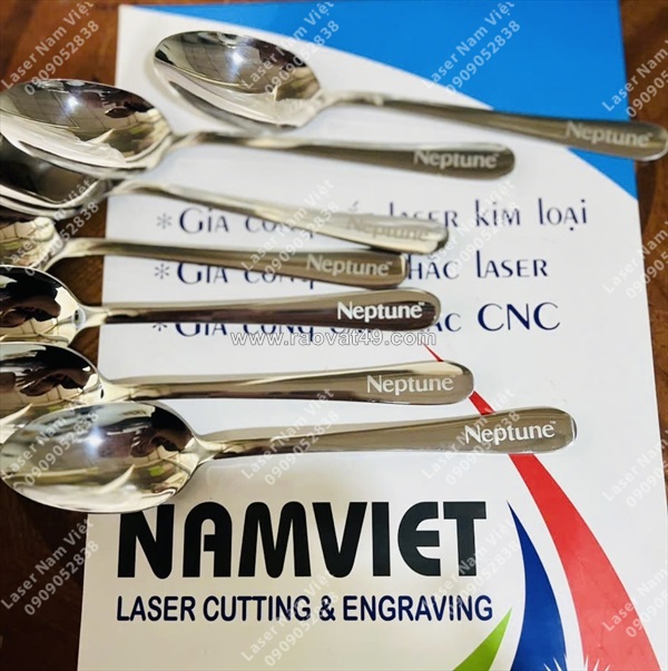 Khắc laser dao - muỗng - nĩa theo yêu cầu