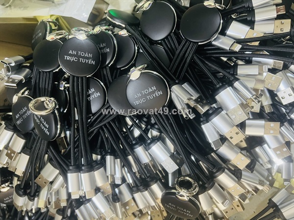 Khắc laser logo, tên thương hiệu lên cáp sạc điện thoại theo yêu cầu
