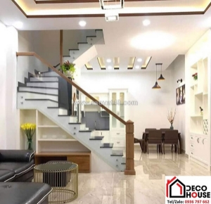 Lan can cầu thang kính tay vịn gỗ an toàn cho gia đình có trẻ nhỏ
