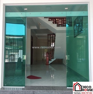 Lắp cửa kính cường lực mở quay tại giảng võ nhanh chóng, tiện lợi