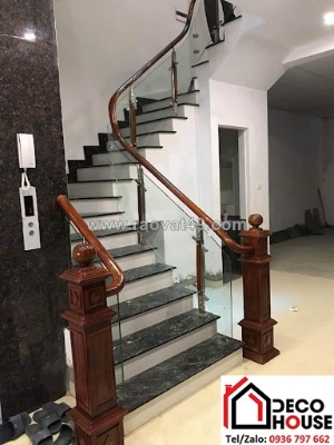 Mẫu cầu thang kính tay vịn inox bền đẹp, hiện đại