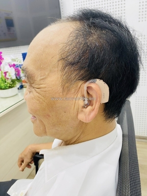 Nghe kém một chút thôi mà chắc chưa cần đeo máy đâu