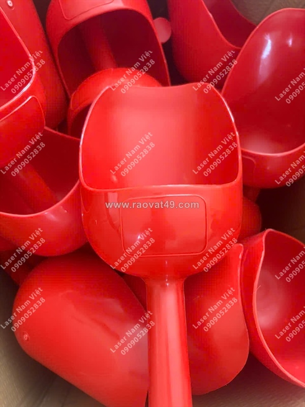 ~/Img/2026/6/nhan-gia-cong-khac-laser-len-dung-cu-thu-y-chan-nuoi-theo-yeu-cau-02.jpg