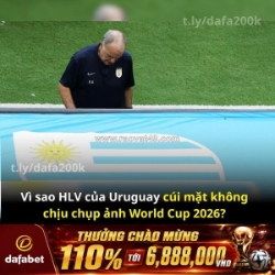 Vì sao hlv uruguay marcelo bielsa cúi mặt, từ chối nhìn vào ống kính