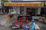 Bữa trưa việt - cơm gà phủ xốt tuyển nam phụ bếp ở tân bình