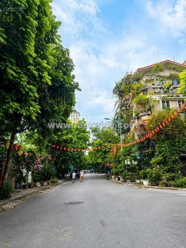 ~/Img/2026/7/chinh-chu-ban-biet-thu-xa-la-ha-dong-dt-160m2-4-tang-mat-tien-8m-kinh-doanh-tuyet-doi-02.jpg